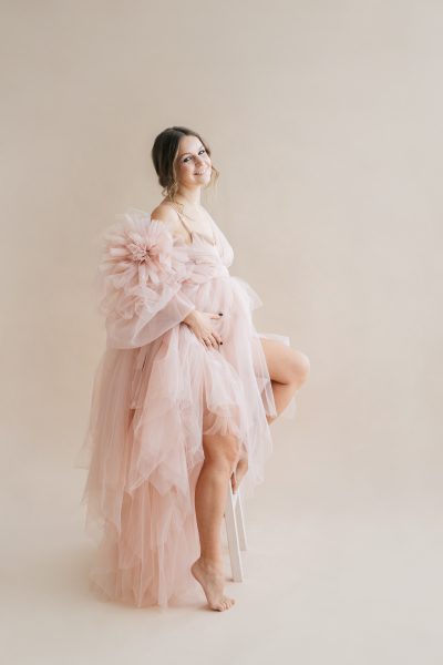pregnancy-photo-session-studio-pregnant-woman-blush-pink-royal-queen-fluffy-dress-high-fashion.jpg