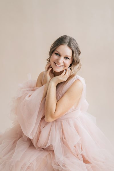 pregnancy-photo-session-studio-pregnant-woman-blush-pink-royal-queen-fluffy-dress-high-fashion-14.jpg