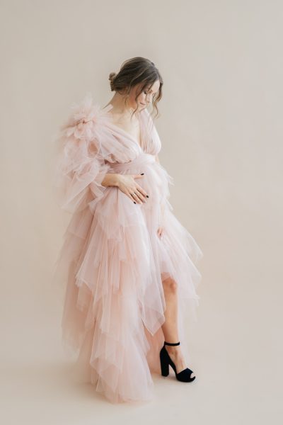 pregnancy-photo-session-studio-pregnant-woman-blush-pink-royal-queen-fluffy-dress-high-fashion-15.jpg