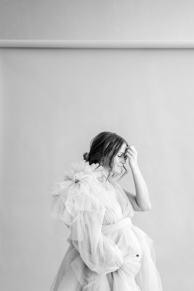 pregnant-woman-studio-black-white-photo-session-idea-royal-queen-fluffy-dress-high-fashion-3.jpg
