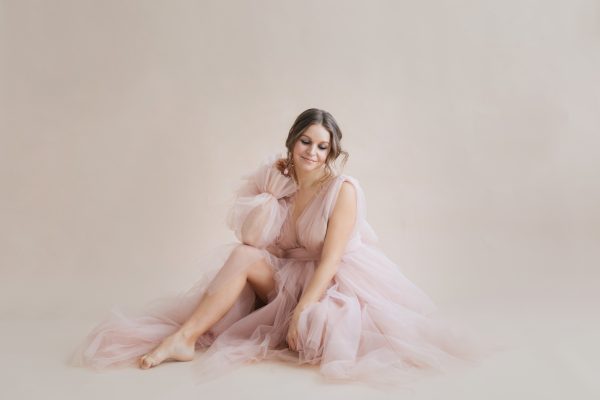 pregnancy-photo-session-studio-pregnant-woman-blush-pink-royal-queen-fluffy-dress-high-fashion-13.jpg