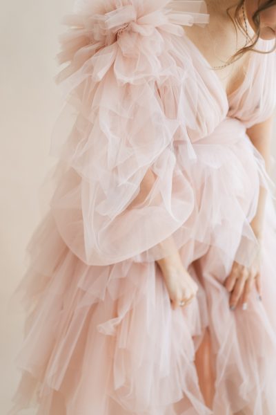 pregnancy-photo-session-studio-pregnant-woman-blush-pink-royal-queen-fluffy-dress-high-fashion-12.jpg