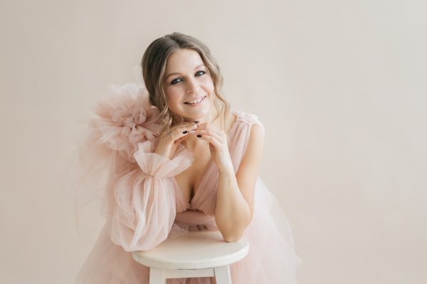 pregnancy-photo-session-studio-pregnant-woman-blush-pink-royal-queen-fluffy-dress-high-fashion-11.jpg