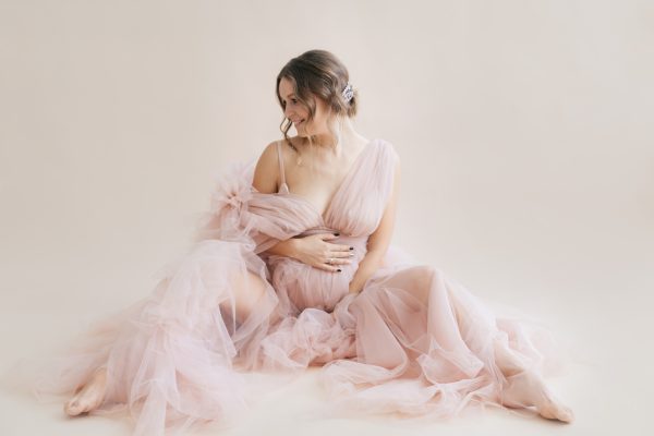 pregnancy-photo-session-studio-pregnant-woman-blush-pink-royal-queen-fluffy-dress-high-fashion-10.jpg