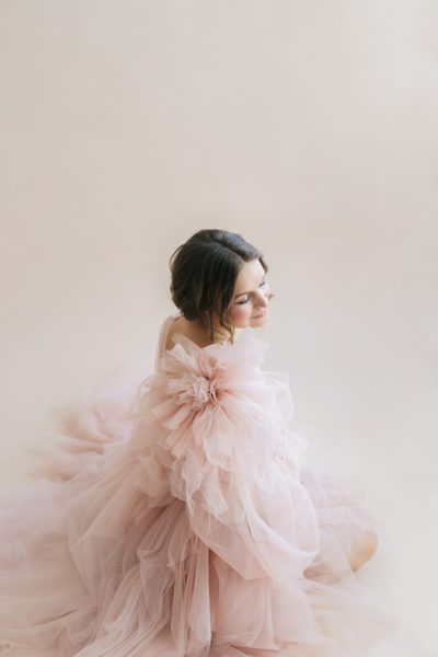 pregnancy-photo-session-studio-pregnant-woman-blush-pink-royal-queen-fluffy-dress-high-fashion-9.jpg