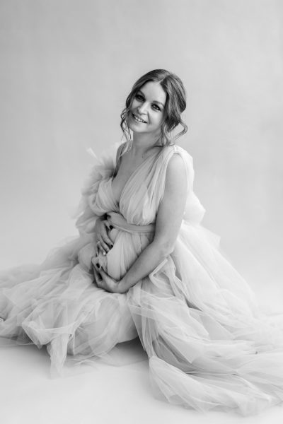 pregnant-woman-studio-black-white-photo-session-idea-royal-queen-fluffy-dress-high-fashion-2.jpg
