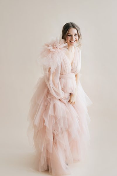 pregnancy-photo-session-studio-pregnant-woman-blush-pink-royal-queen-fluffy-dress-high-fashion-8.jpg