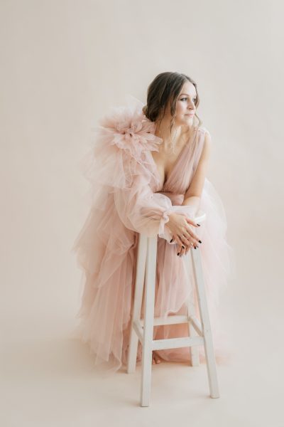 pregnancy-photo-session-studio-pregnant-woman-blush-pink-royal-queen-fluffy-dress-high-fashion-7.jpg