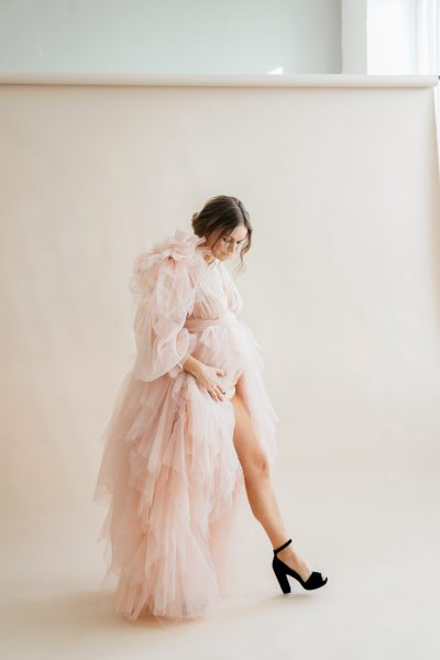 pregnancy-photo-session-studio-pregnant-woman-blush-pink-royal-queen-fluffy-dress-high-fashion-6.jpg
