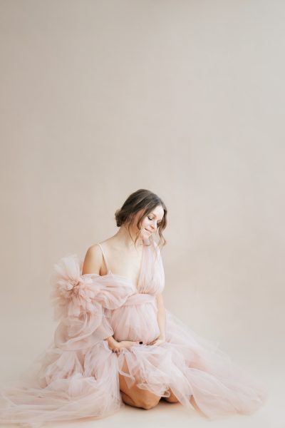 pregnancy-photo-session-studio-pregnant-woman-blush-pink-royal-queen-fluffy-dress-high-fashion-5.jpg