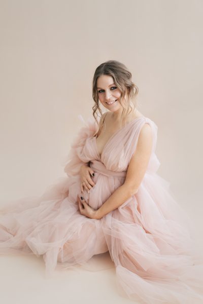 pregnancy-photo-session-studio-pregnant-woman-blush-pink-royal-queen-fluffy-dress-high-fashion-4.jpg
