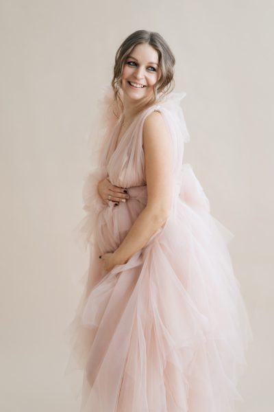 pregnancy-photo-session-studio-pregnant-woman-blush-pink-royal-queen-fluffy-dress-high-fashion-2.jpg