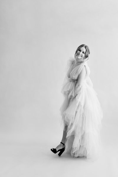 pregnant-woman-studio-black-white-photo-session-idea-royal-queen-fluffy-dress-high-fashion.jpg
